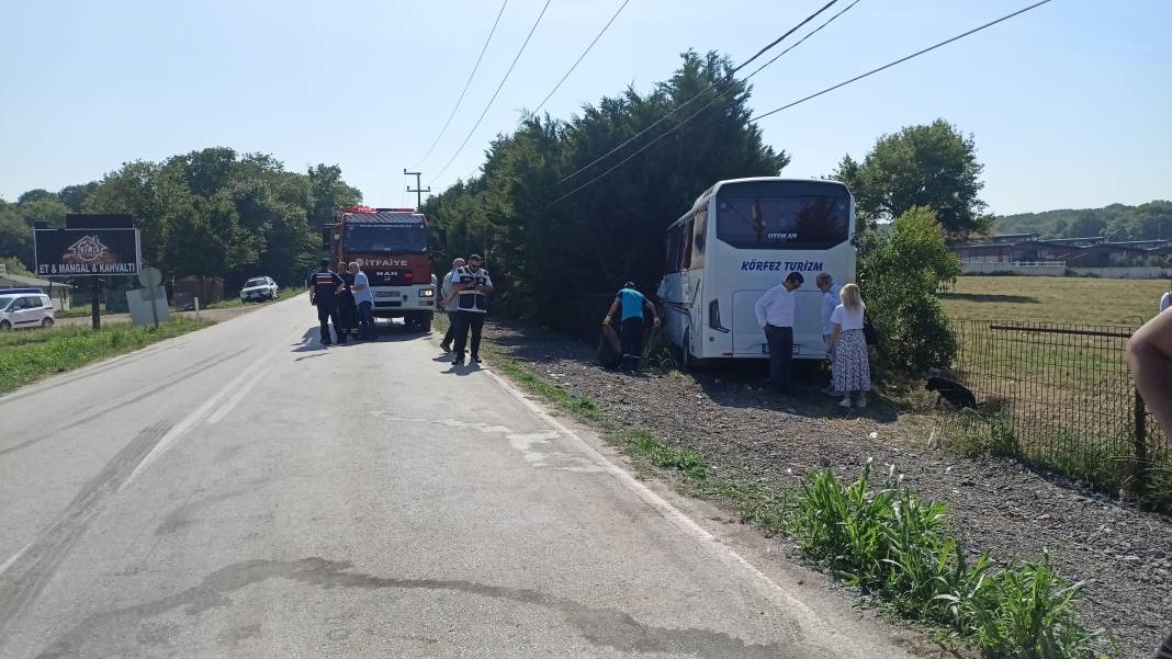 Tır ile servis midibüsü kafa kafaya çarpıştı: 1'i ağır 26 yaralı 21